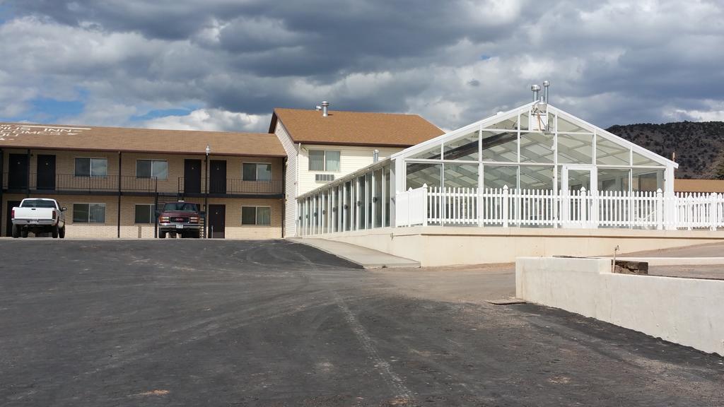 Aquarius Inn Bicknell Екстер'єр фото